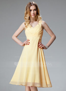 A-Line/Princess V-neck Knee-Length Chiffon Homecoming Dress With Ruffle (022020750)