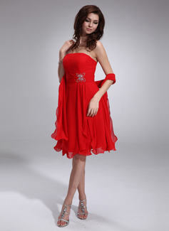 A-Line/Princess Strapless Knee-Length Chiffon Homecoming Dress With Ruffle (022009791)
